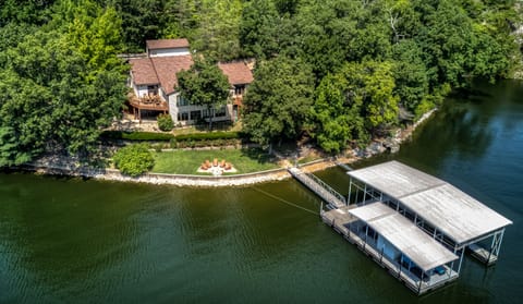 Huge amount of shoreline, private swimming hole