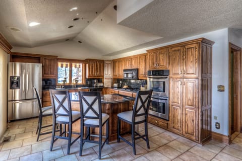 Full equipped primary kitchen with breakfast bar