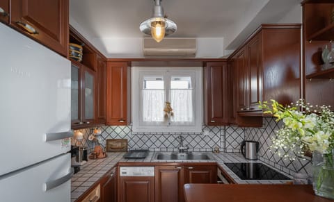 Apartment (Ambassador) | Private kitchen | Espresso maker, electric kettle, cookware/dishes/utensils