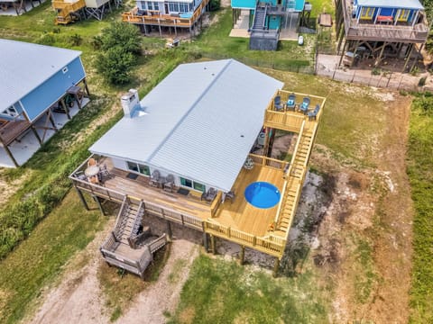 49 Elevated Deck 3 with cocktail pool