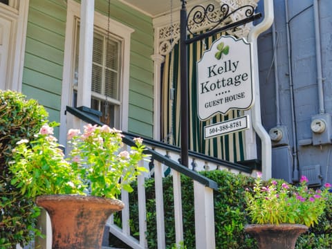 Welcome to Cozy Kelly Kottage! Historic downtown location. 