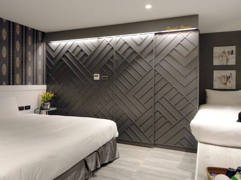 Deluxe Triple Room, Multiple Beds, Non Smoking, Bathtub | Minibar, individually decorated, individually furnished, desk