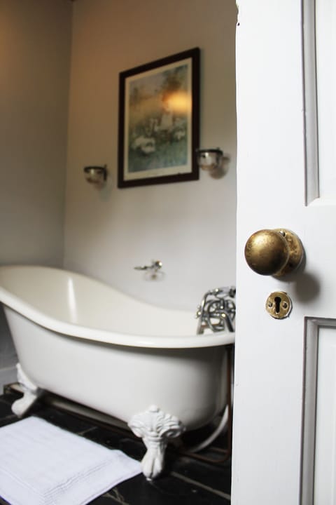 Comfort Double Room, 1 Queen Bed, Ensuite, Mountain View | Deep soaking bathtub