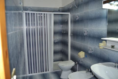 Standard Apartment | Bathroom | Shower