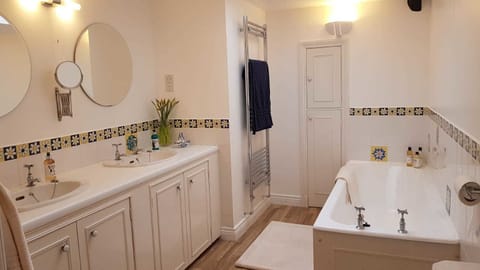 Superior Double Room, 1 King Bed, Accessible, Sea View (Jura) | Bathroom | Free toiletries, hair dryer, towels