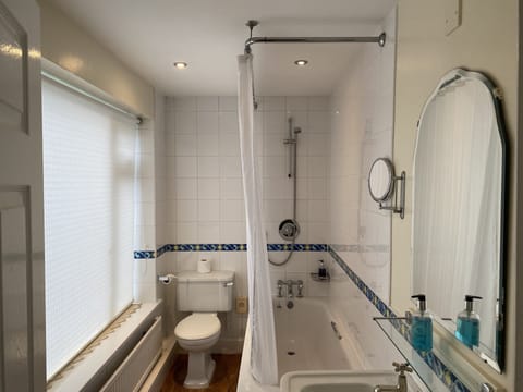 Combined shower/tub, free toiletries, hair dryer, towels