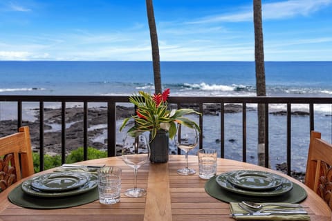 Lanai Dining with the ocean!