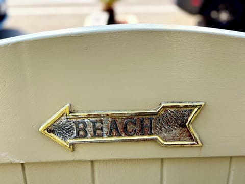 Follow the direction of the arrow, you will be at the ocean in minuets. 🌊🌊🌊🍍