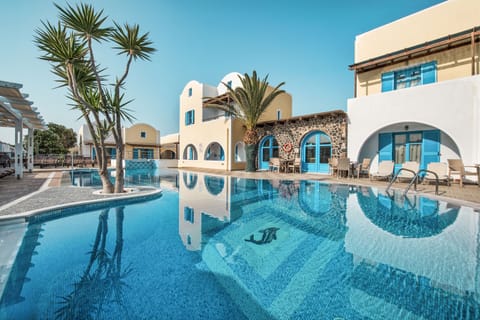Seasonal outdoor pool, sun loungers