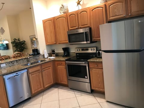 Modern Kitchen W/Brand New Stainless Steel Appliances!
