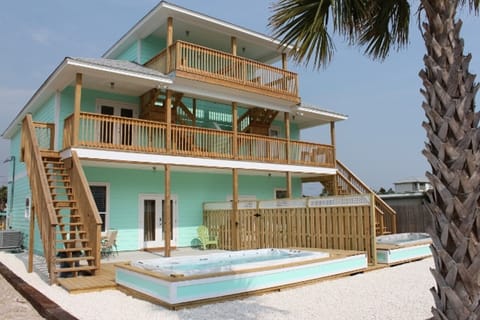 BACK OF HOUSE - 3 STORY - 3 BEDROOM 3 BATHROOM WITH PRIVATE POOL
