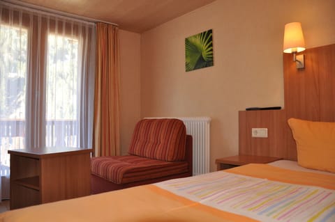 4 bedrooms, hypo-allergenic bedding, blackout drapes, soundproofing