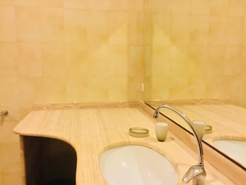 Classic Triple Room, Multiple Beds, Non Smoking, Garden View | Bathroom | Shower, rainfall showerhead, free toiletries, hair dryer