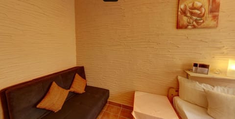 Double Room, 1 Queen Bed | Hypo-allergenic bedding, individually decorated, individually furnished