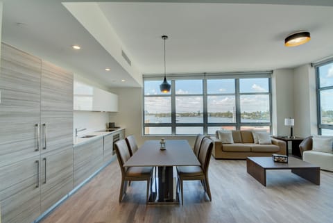 Luxury Condo, 2 Bedrooms, Marina View | In-room dining