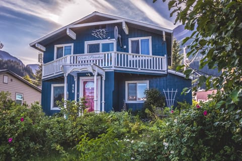 Arctic Paradise Bed and Breakfast is 2 blocks from the ocean.