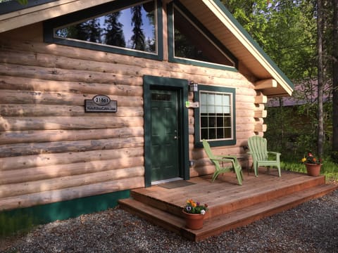 Welcome to Hale Kōlea Cabin in east Talkeetna, Alaska!