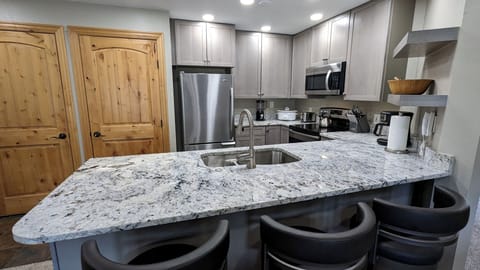 Beaver Creek West Q-2 Kitchen with breakfast bar