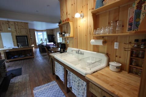 Farmhouse sink, kitchen.