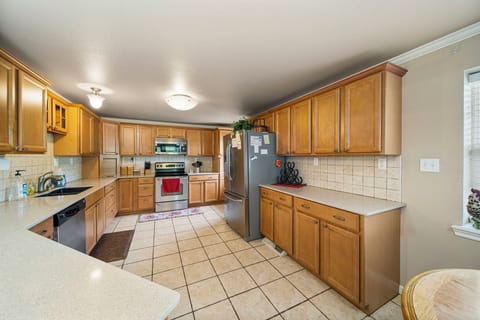 Fully equipped kitchen, open to the living and dining rooms