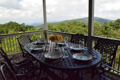 Enjoy al fresco dining with this 6-person bar-height set overlooking the mtns.
