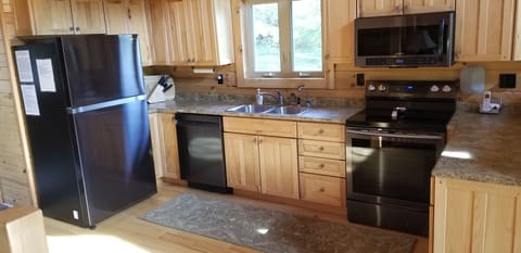 Nicely equipped kitchen - new appliances Oct 2020. Auto icemaker in freezer.