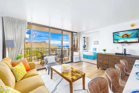 Enjoy your stay in this condo with the beautiful Diamond Head and Ocean View that can be seen in the whole condo!