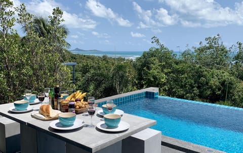 Having Breakfast with sea view's of Lamai Bay 