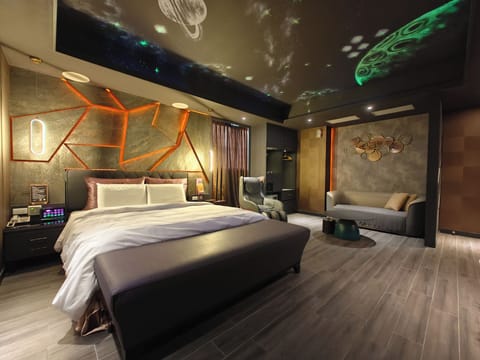 Romantic Room, 1 King Bed, Non Smoking | Hypo-allergenic bedding, minibar, individually furnished, desk
