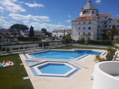 PISCINA 
Dentro do condominio