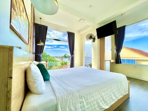 Deluxe Triple Room | Minibar, in-room safe, desk, free WiFi
