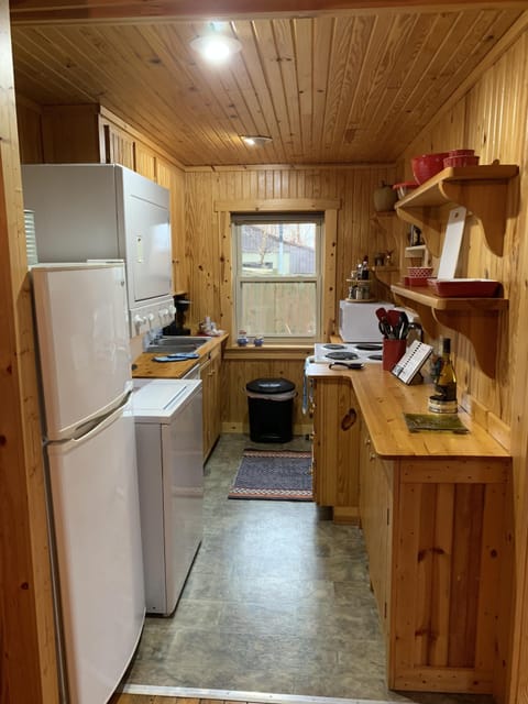 full kitchen with washer / dryer
