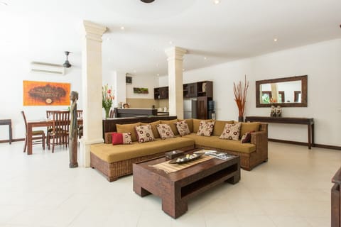 2Bed Villa 350meters to KuDeTa,Seminyak;
