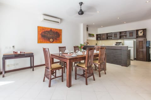 2Bed Villa 350meters to KuDeTa,Seminyak;