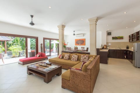 2Bed Villa 350meters to KuDeTa,Seminyak;