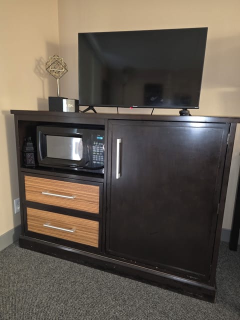 Desk, iron/ironing board (on request), WiFi (free), bed sheets