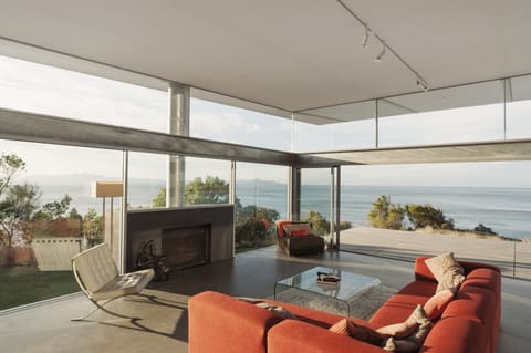 2.Luxuriouscouchestosoakuptheview (1)_L-2a945bc6-a873-4c5f-98ac-84eab1ae78e5.jpg