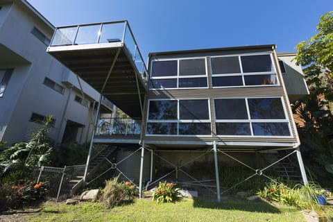 1.	The Folly is absolute lake front with your own access to the pristine waters 