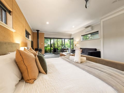 Aroha King Bed - Reverse-cycle air-conditioning, ceiling fan, and pot belly fireplace (some wood provided)