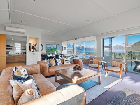 Lounge with spectacular views of Lake Whakatipu