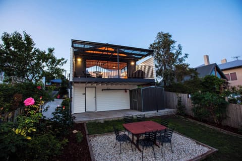 Lovely large garden with panoramic views of the Derwent River and plenty of space for kids (or adults) to play. The outdoor table and chairs are another dining option or picnic on the lawn, reading a book or having a wine.