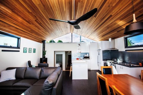 Sam
10 years on Airbnb
Rating, 5 stars
,·3 weeks ago
Great spot, handy walking distance to everything you want to do in Hobart. And great views!