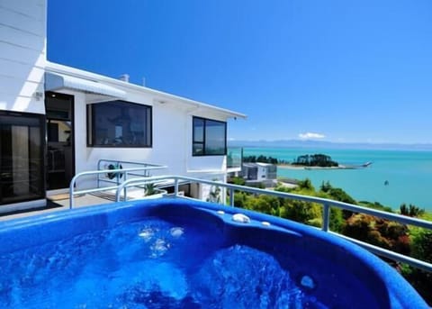 Ocean Dreaming, Nelson Holiday Home - Spa pool