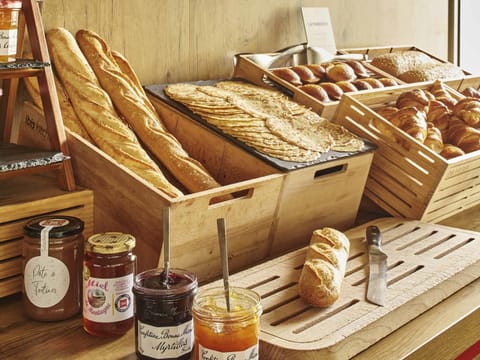 Daily continental breakfast (EUR 13.90 per person)