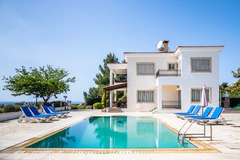 4 BEDROOM VILLA WITH ENSUITE BATHROOMS, PRV SWIM POOL,BBQ,OFFICE DESK,WI-FI,VIEW