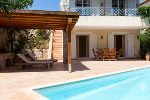 Luxurious villa with pool