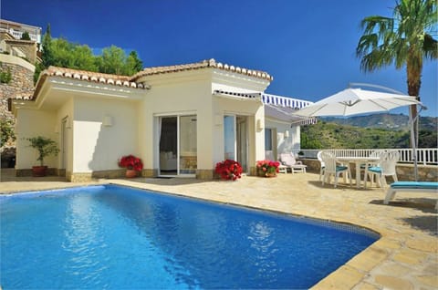 Terrasse and front of the main floor with private swimming pool