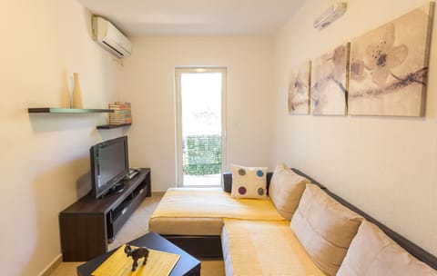 Leaving room with sofa bed, TV with cable channels and free wifi