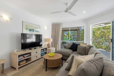 Sink into the comfortable lounge, enjoy leafy surrounds and ocean glimpses, and unwind with TV and streaming services.