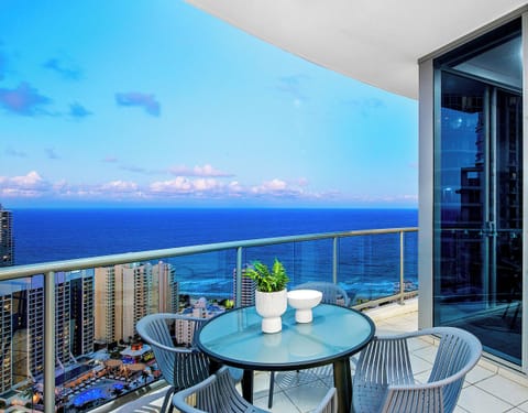 Large balcony allows for plenty of space to unwind for a memorable experience 💎
